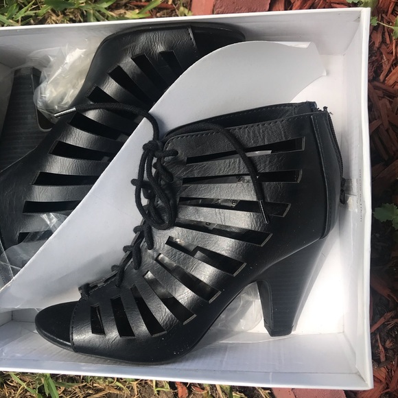 Delicious Richelle’s Ankle Booties - Picture 2 of 2